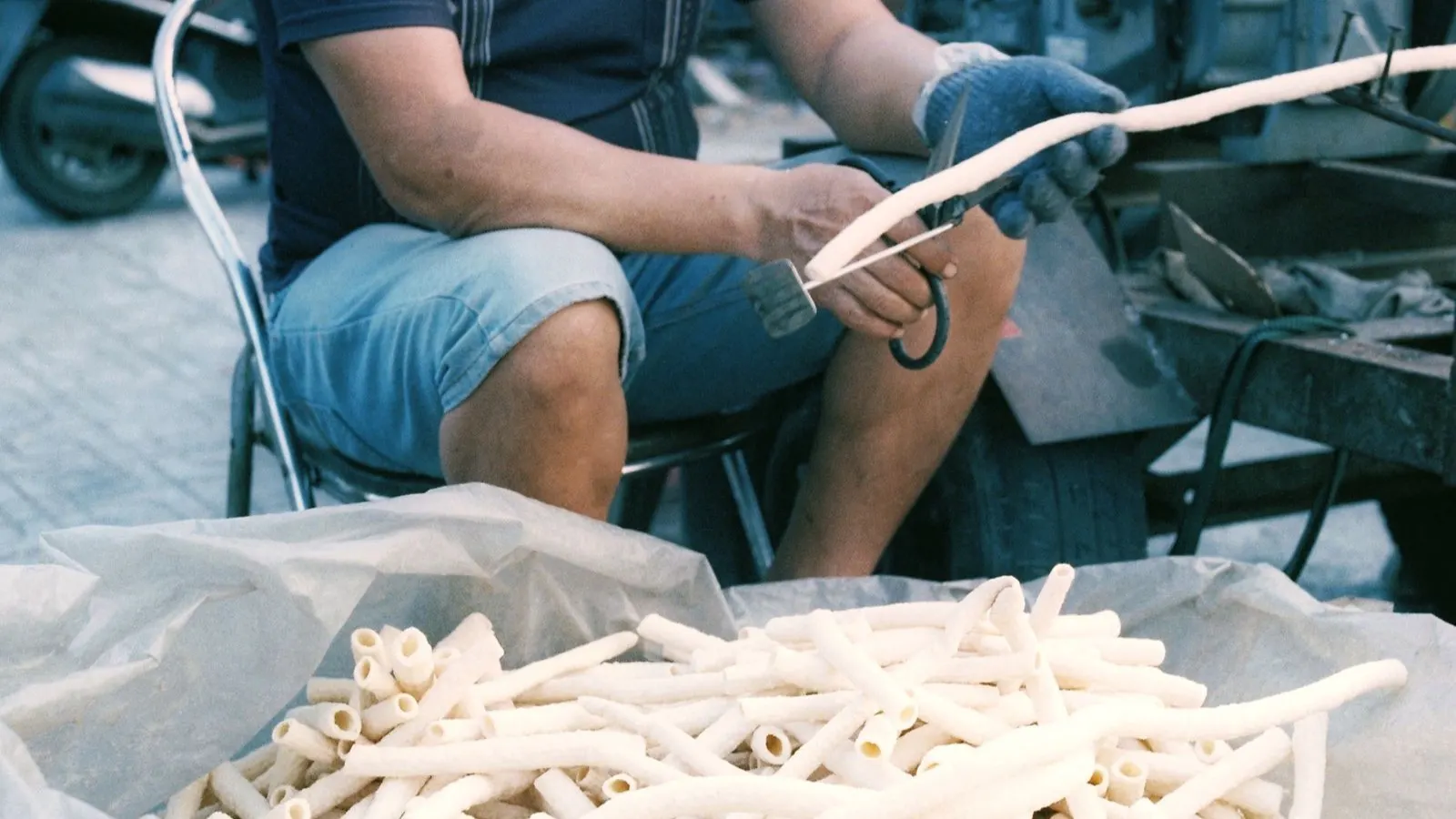 Sealing machine closing a plastic bag, representing hand impulse sealing of coffee pouches.