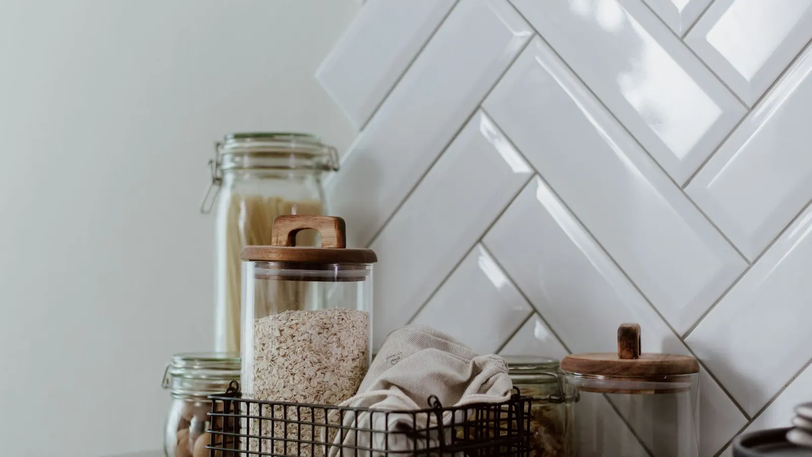Opening a jar lid, representing lift-tab and ring-peel easy-open induction liners.