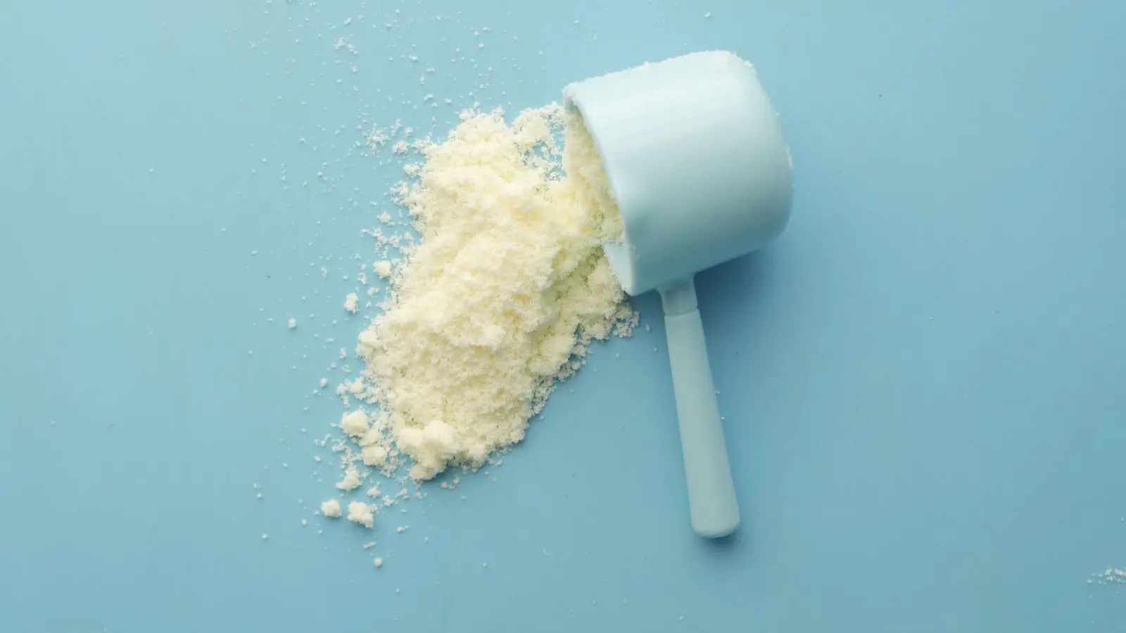 Protein powder jar with a scoop, representing induction liners for powder products.